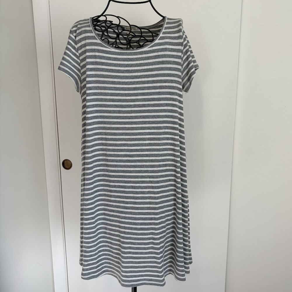 Love Fire Women's Gray Striped T-Shirt Dress Size Medium in Good Condition